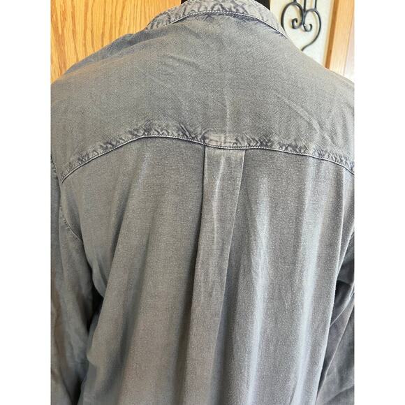 Solitere chambray blue embroidered V-neck button down top, women's size M - Picture 7 of 9